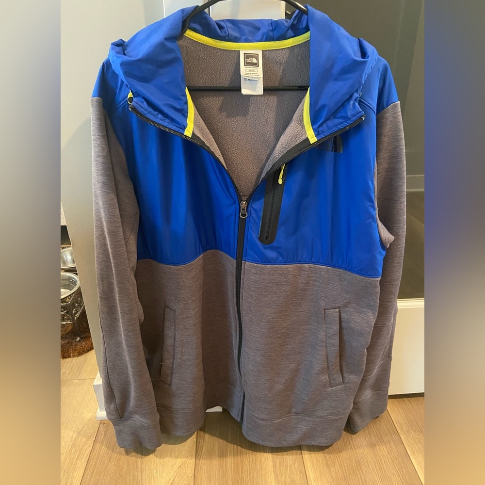 North face Men’s zip up sweatshirt with hood